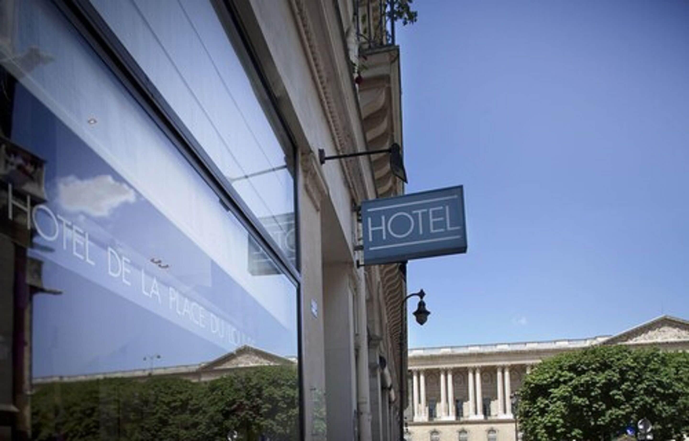 De La Place Du Louvre - Esprit De France